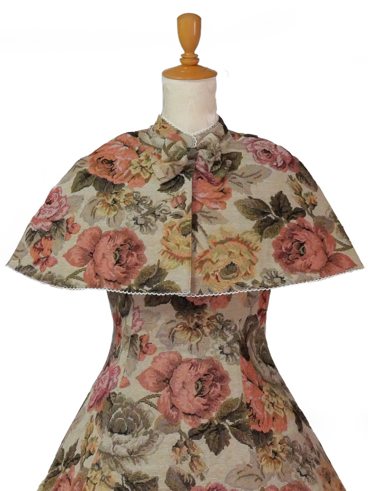 薔薇ゴブランタペストリーケープ付きスリーブレスドレス - Victorian