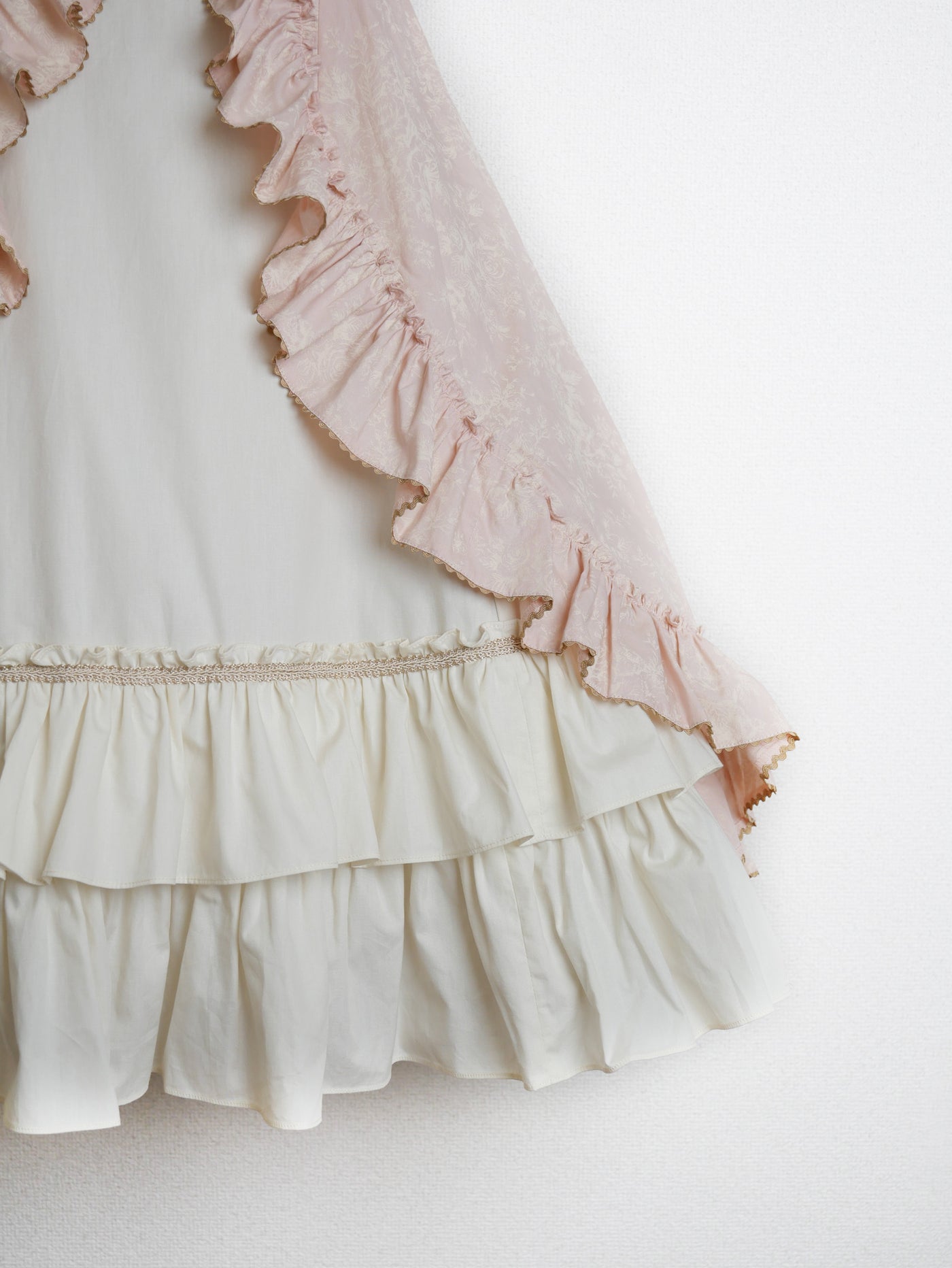 フレグランスロココフリルリボンスリーブレスドレス
