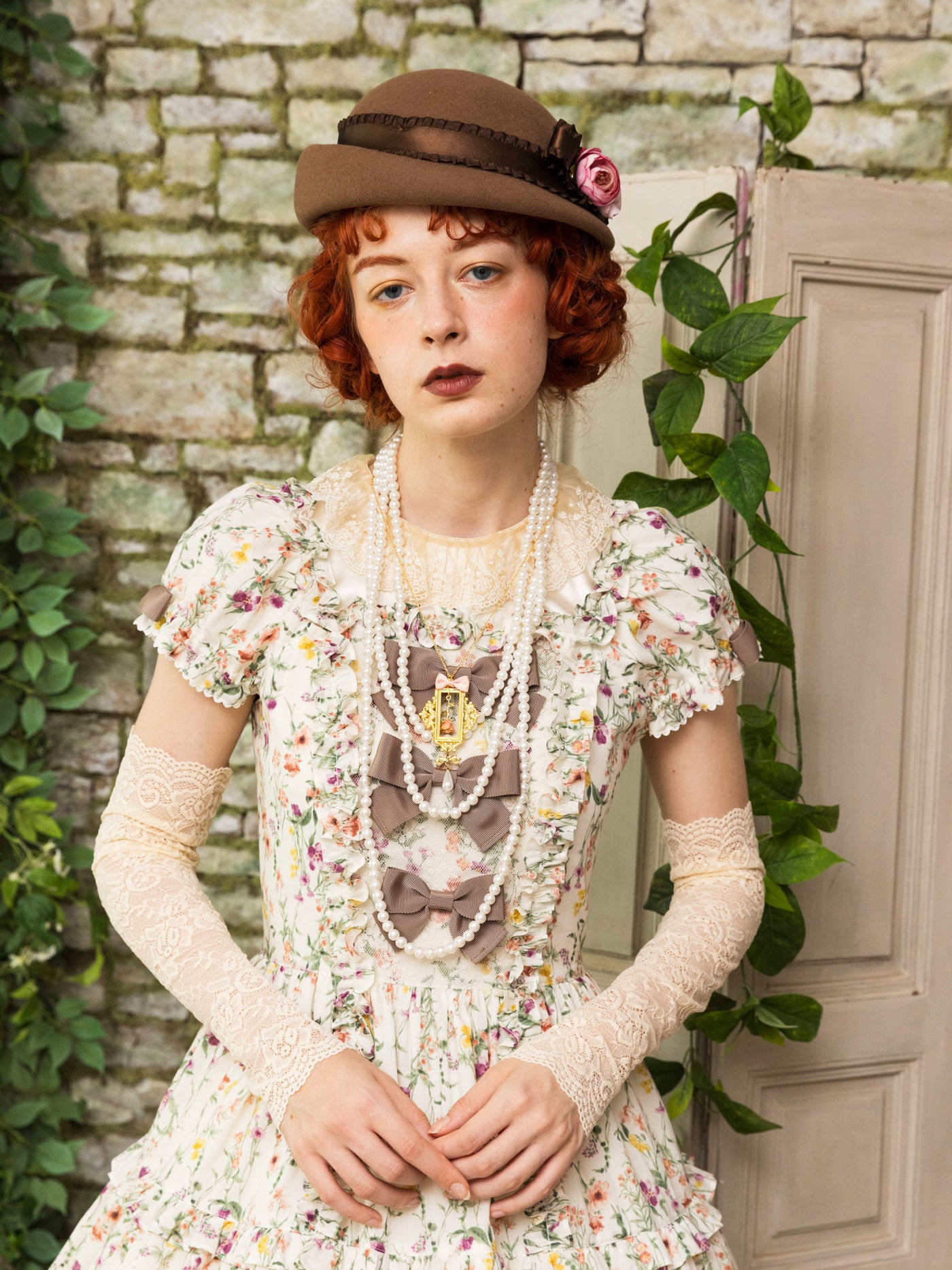 フレームローズネックレス