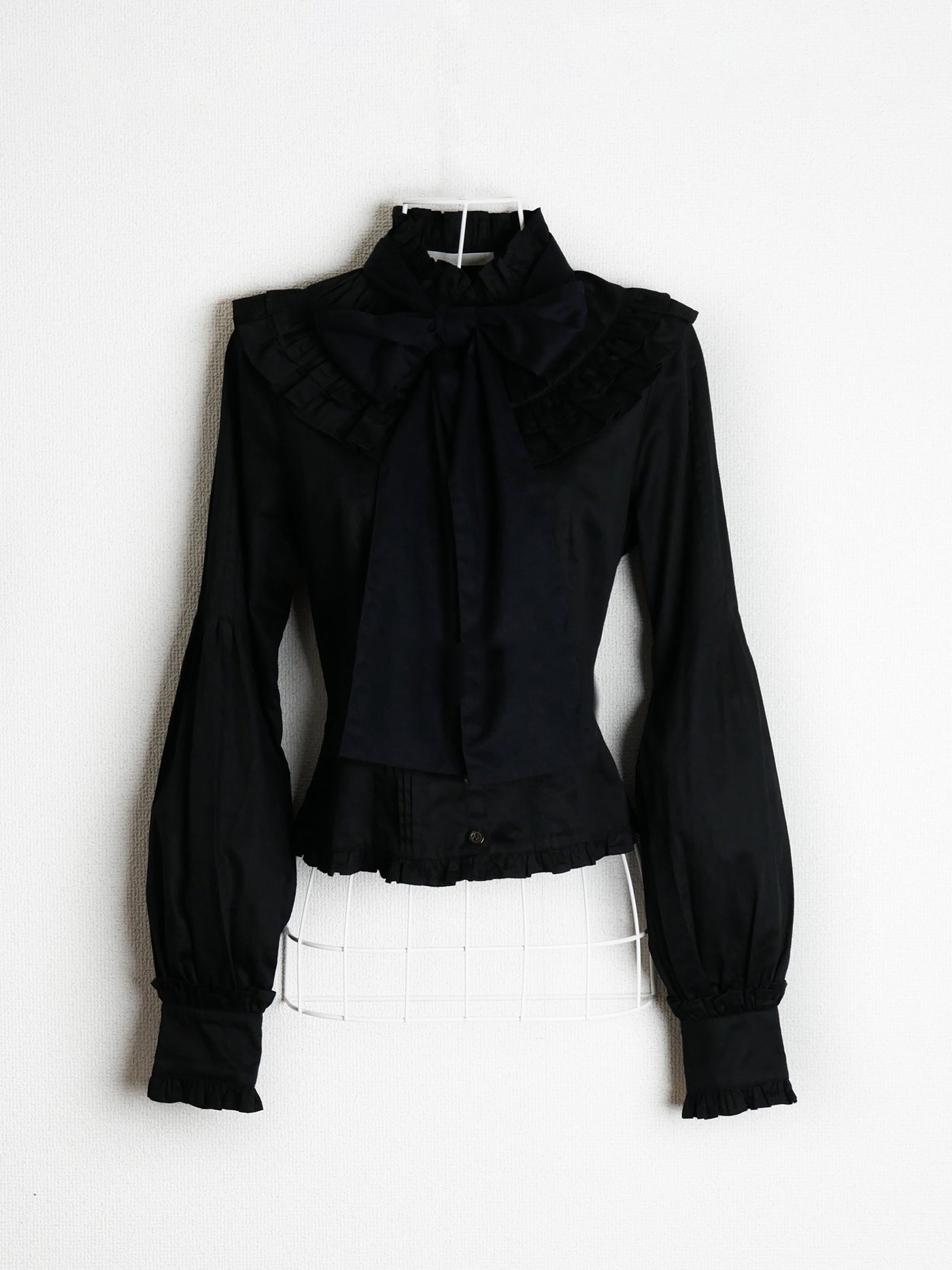 ノーブルサテンダブルフリルブラウス