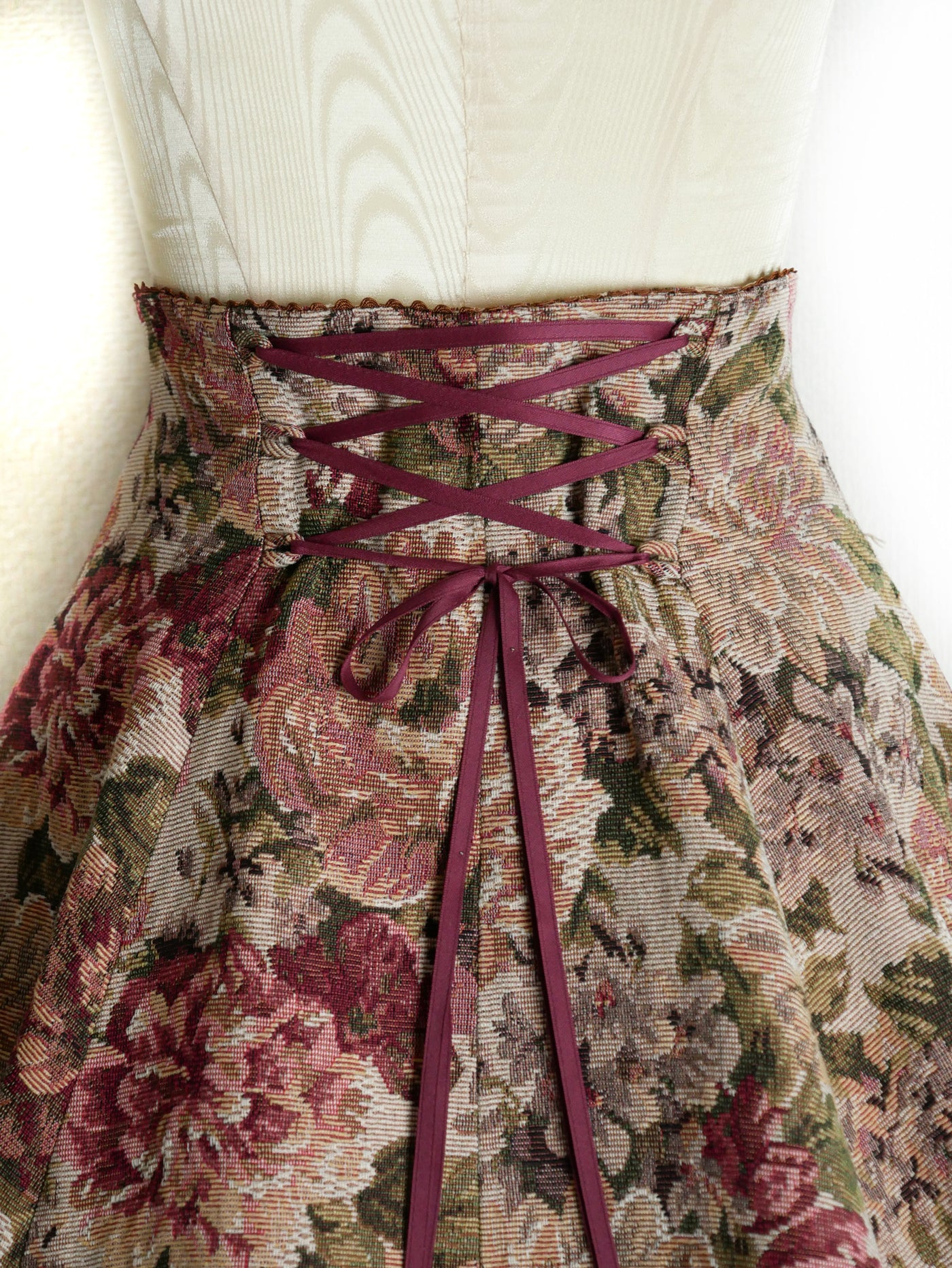 薔薇ゴブランタペストリーハイウエストスカート（ボルドー系）
