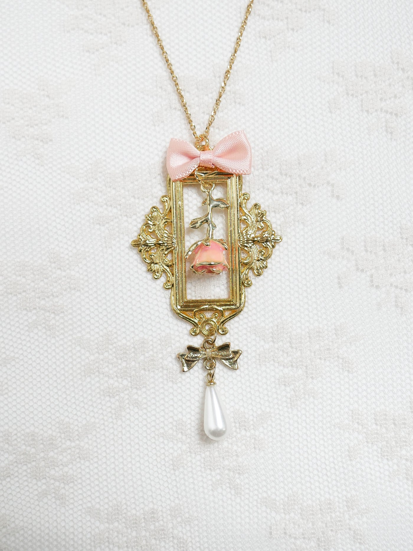 フレームローズネックレス